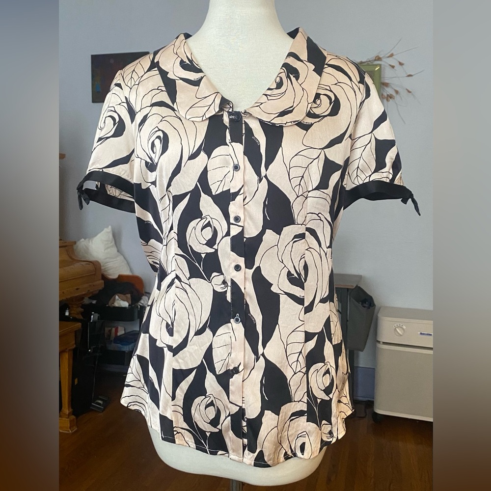 Ladies floral silk blouse by Bebe